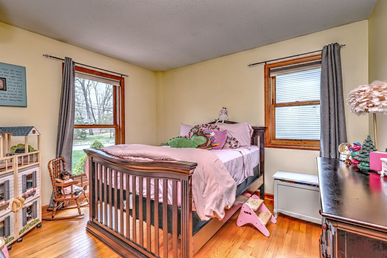 plenty of light, plenty of space - bedroom, office, or both.