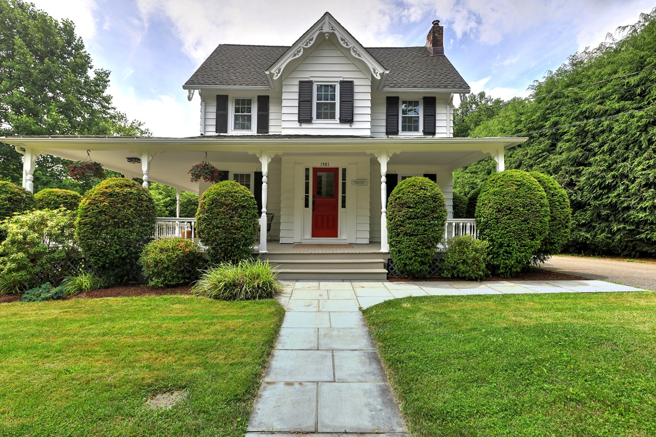 1581 Huntington Turnpike